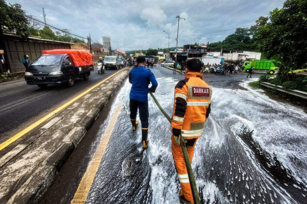 Cairan Kimia Banjiri Jalan di Bandung Barat, Ratusan Kendaraan Rusak